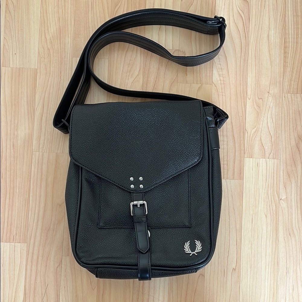Fred Perry Black Pebble Leather Messenger Bag